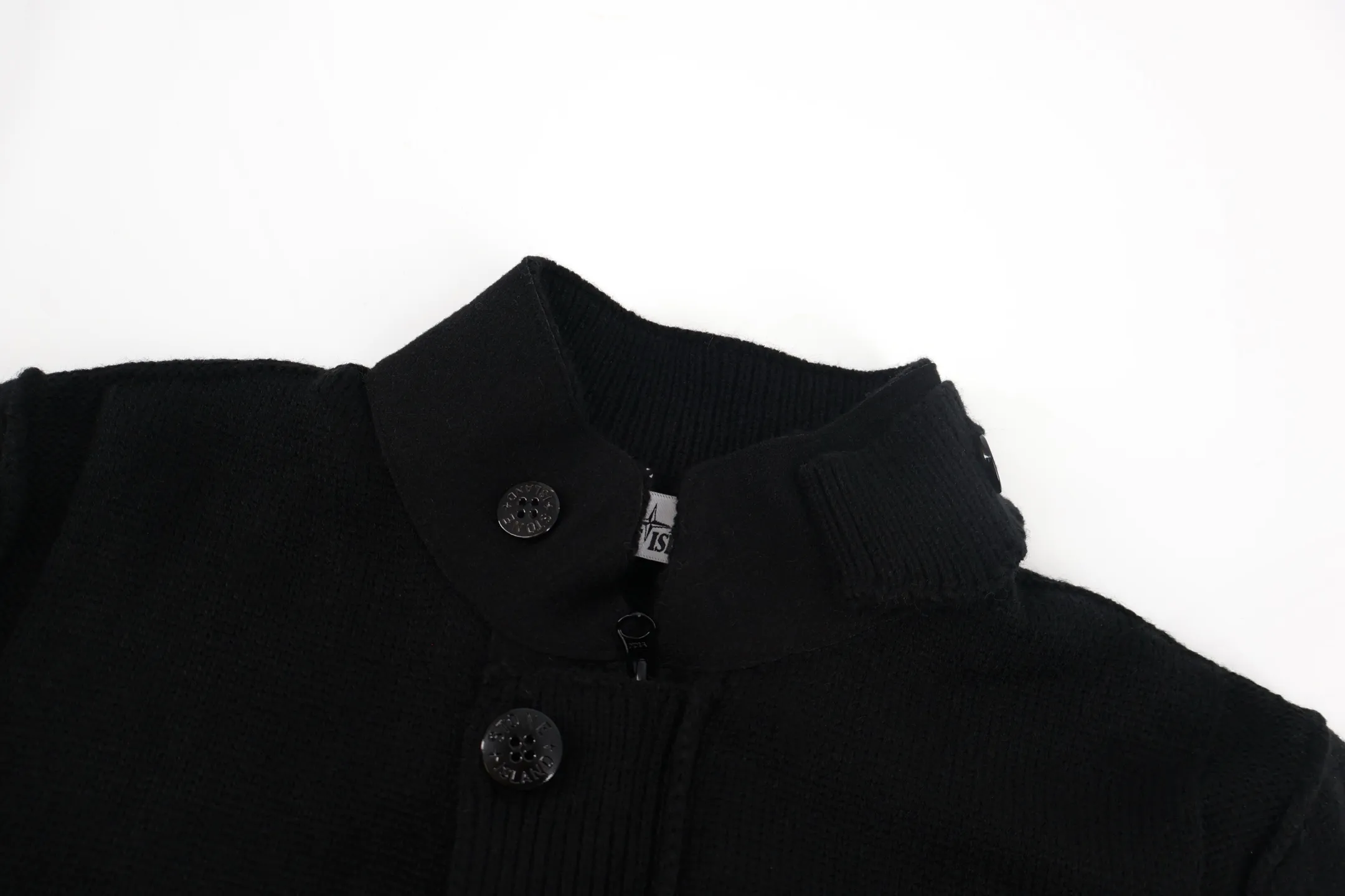 P690 Stone Island cardigan sweater (black) The original version was purchased and developed by 3621. The fabric is woven with 100% sheep wool yarn. The overall comfort is more skin-friendly than the original version. The YB upper body is particularly tight. Based on the quality of the original wool yarn, we have adjusted the overall feel and skin-friendly feel. They are both more comfortable and breathable than the ZP upper body. There is no difference in stripes compared to the original version. And it can be done to a full range of grades. It supports random detection of wool content to ensure that every piece customers get is a high-quality product. Customized 100 woolen woolen access control hemming. After the factory hemming of the clothes and sweaters is completed, it still needs to be taken to the weaving factory for secondary processing. It is very laborious. Customized hardware buttons, Stone Island armbands and zippers took 3 months to complete. The details are full. The overall wiring is straight and delicate, the fabric is comfortable and soft, and the color is consistent without color difference. It can be matched with the same style to create a fashionable look and control various occasions. Customized accessories, complete with three standards, the same style for men and women. Size:S-M-L-XL